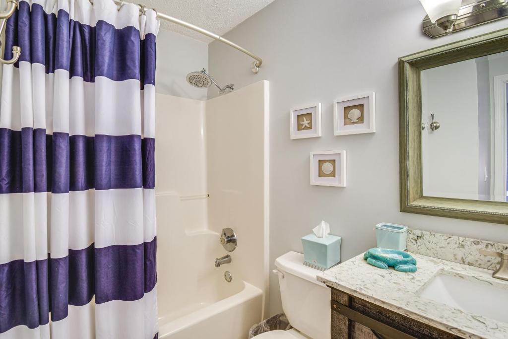 Ein Badezimmer in der Unterkunft Gulf Shores Condo with Balcony 2 Mi to Fort Morgan!