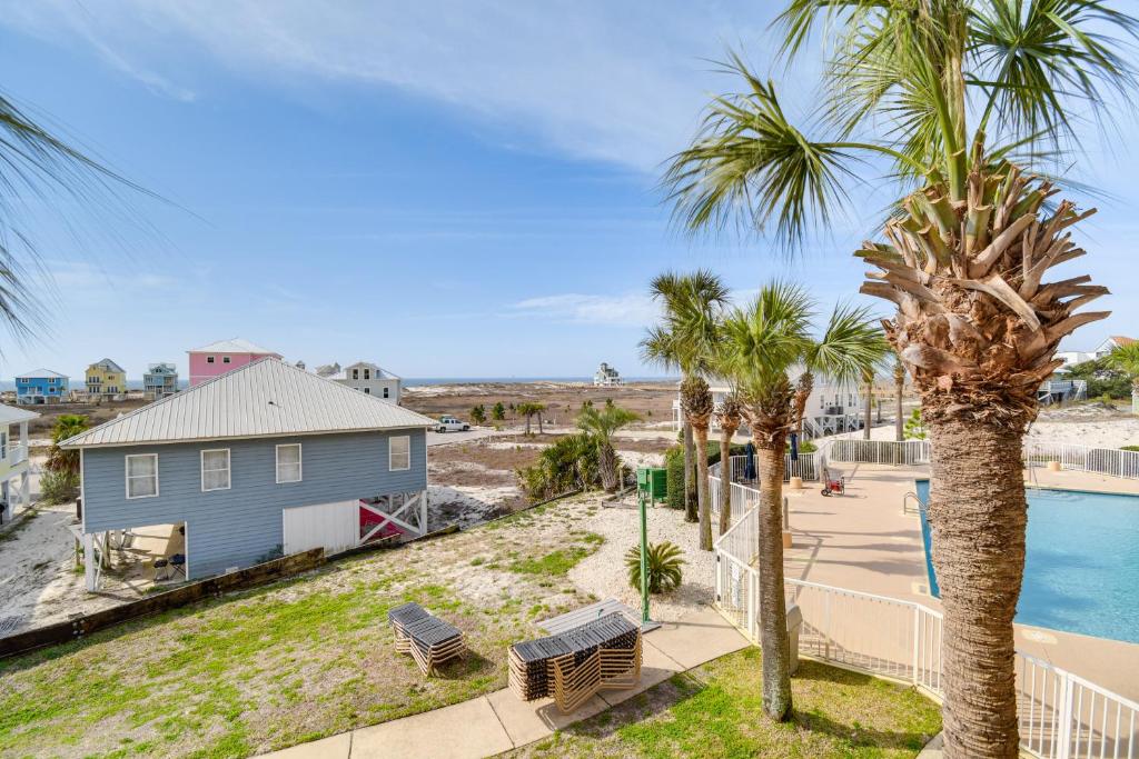 Der Swimmingpool an oder in der Nähe von Gulf Shores Condo with Balcony 2 Mi to Fort Morgan!