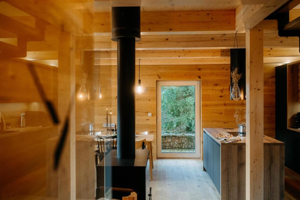 a kitchen with a stove in a wooden house at Chalupa Malá Venkovanka se saunou a bazénem in Božanov