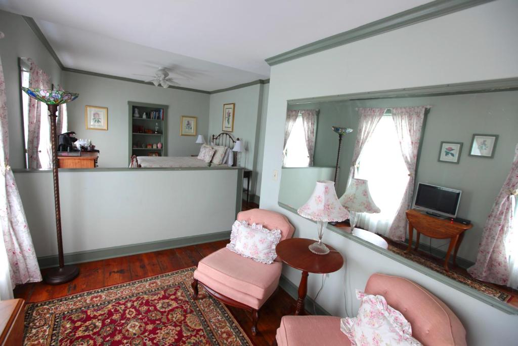 The Lafayette Inn & Restaurant - Deluxe Queen Suite
