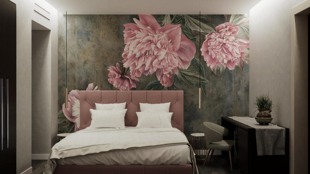 sypialnia z łóżkiem z różowymi kwiatami na ścianie w obiekcie The Unique Hotel w Mediolanie