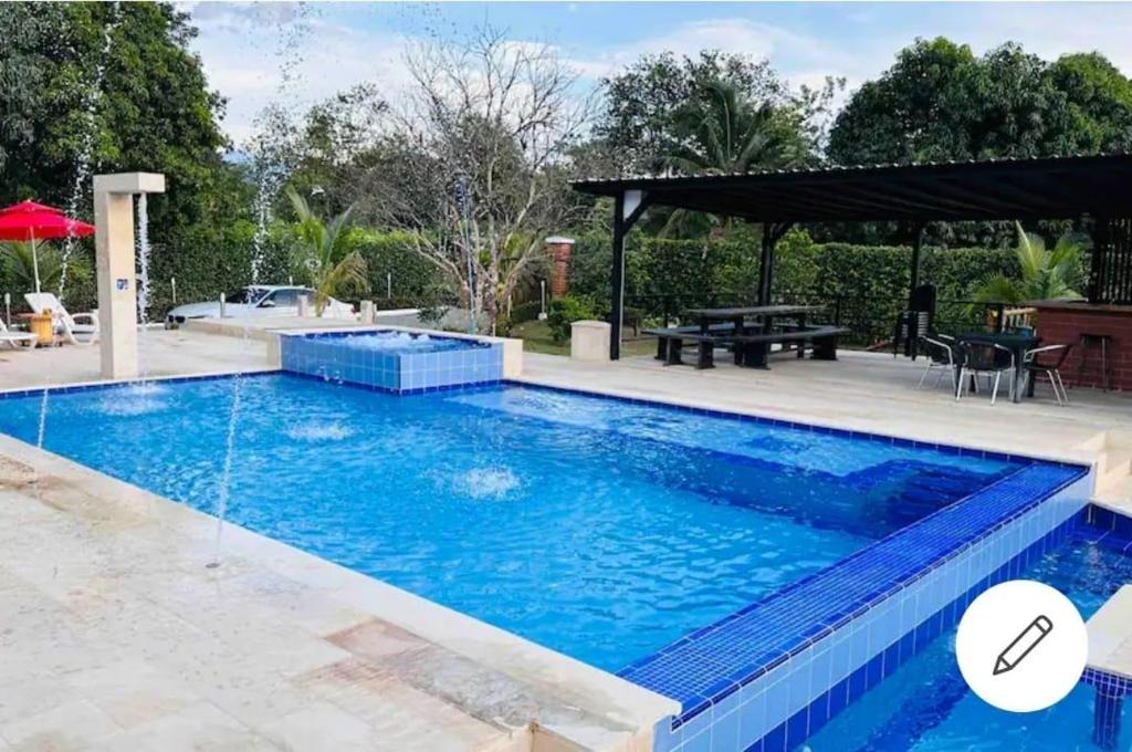 einen Pool mit einer Terrasse und einem Picknicktisch daneben in der Unterkunft Finca de recreo en Sopetrán in Sopetran
