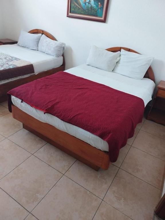 twee bedden naast elkaar in een kamer bij Hotel Canarias Paso Canoas in Canoas