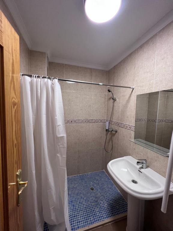 Naim Guest House Nerja - Triple Room With Private Bathroom