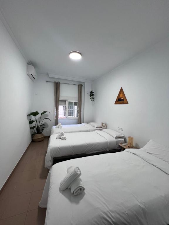 Postel nebo postele na pokoji v ubytování Naim Guest House Nerja