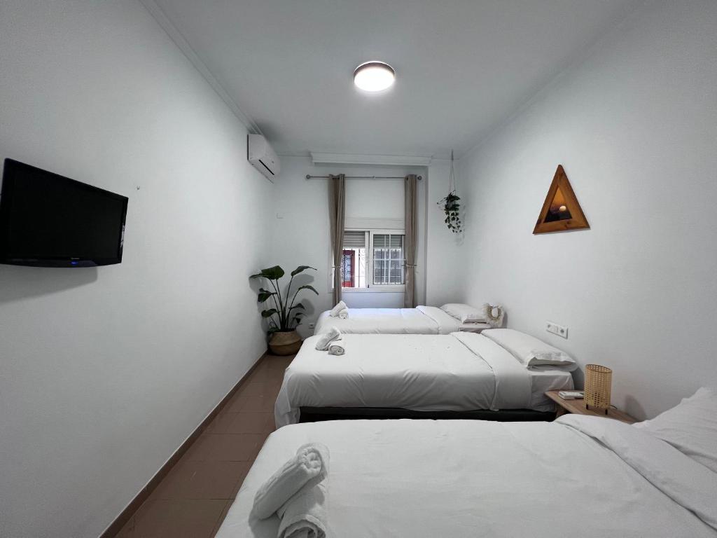 Postel nebo postele na pokoji v ubytování Naim Guest House Nerja