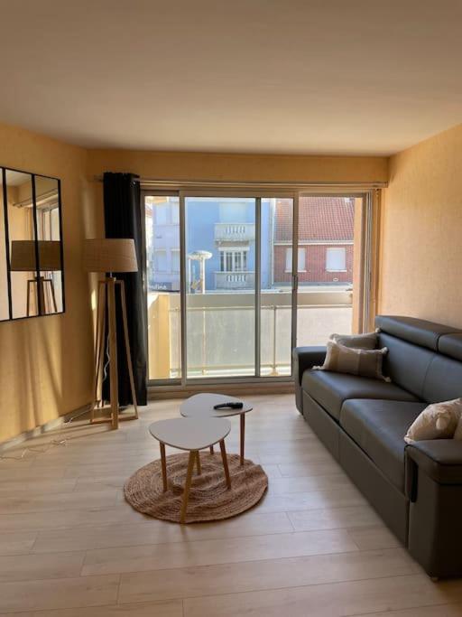un salon avec un canapé et une table dans l'établissement Studio Ti’Sable 50m de la plage, à Fort-Mahon-Plage