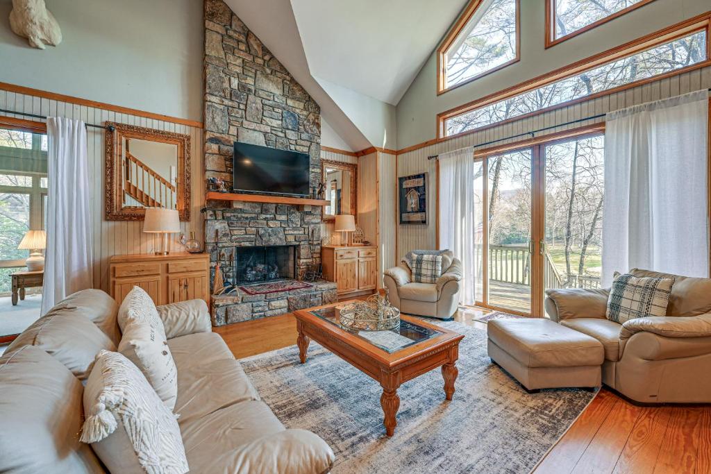Χώρος καθιστικού στο Less Than 1 Mi to Marina Ford Mountain Retreat with Deck