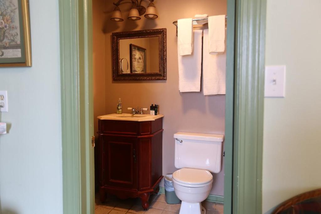 The Lafayette Inn & Restaurant - Deluxe Queen Suite