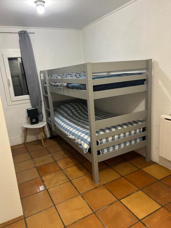 2 Etagenbetten in einem Zimmer mit Spiegel in der Unterkunft Maisonzen in Pugnac