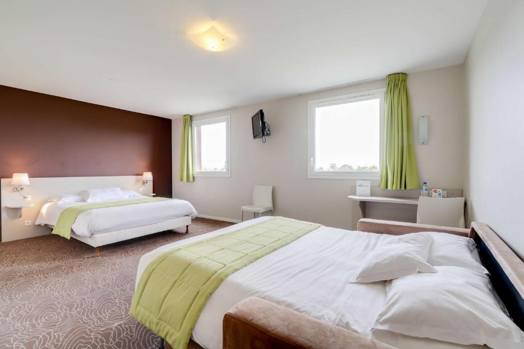 Cette chambre comprend 2 lits et une fenêtre. dans l'établissement Brit Hotel L'adresse, à Saint-Onen-la-Chapelle
