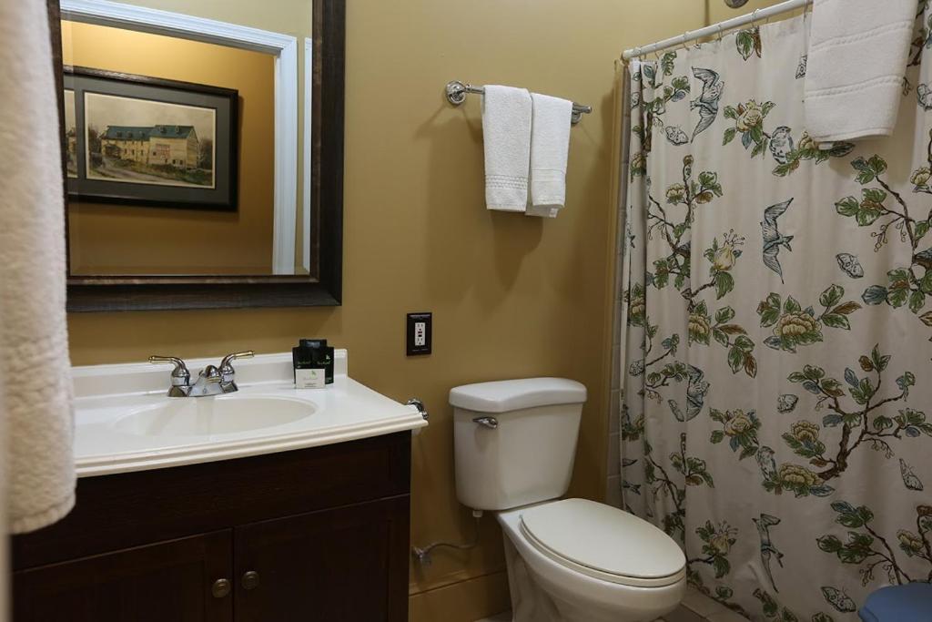 The Lafayette Inn & Restaurant - Deluxe Queen Suite