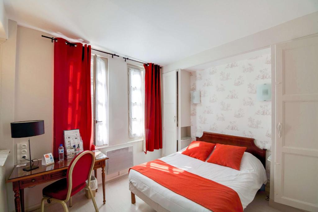 Postel nebo postele na pokoji v ubytování Brit Hotel Comtes De Champagne - Troyes Centre Historique