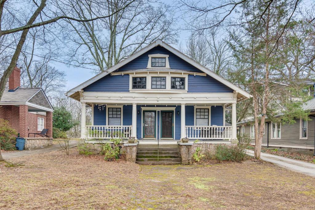 Casa azul y blanca con porche en Charming Decatur Oakhurst Bungalow with Patio!, en Decatur