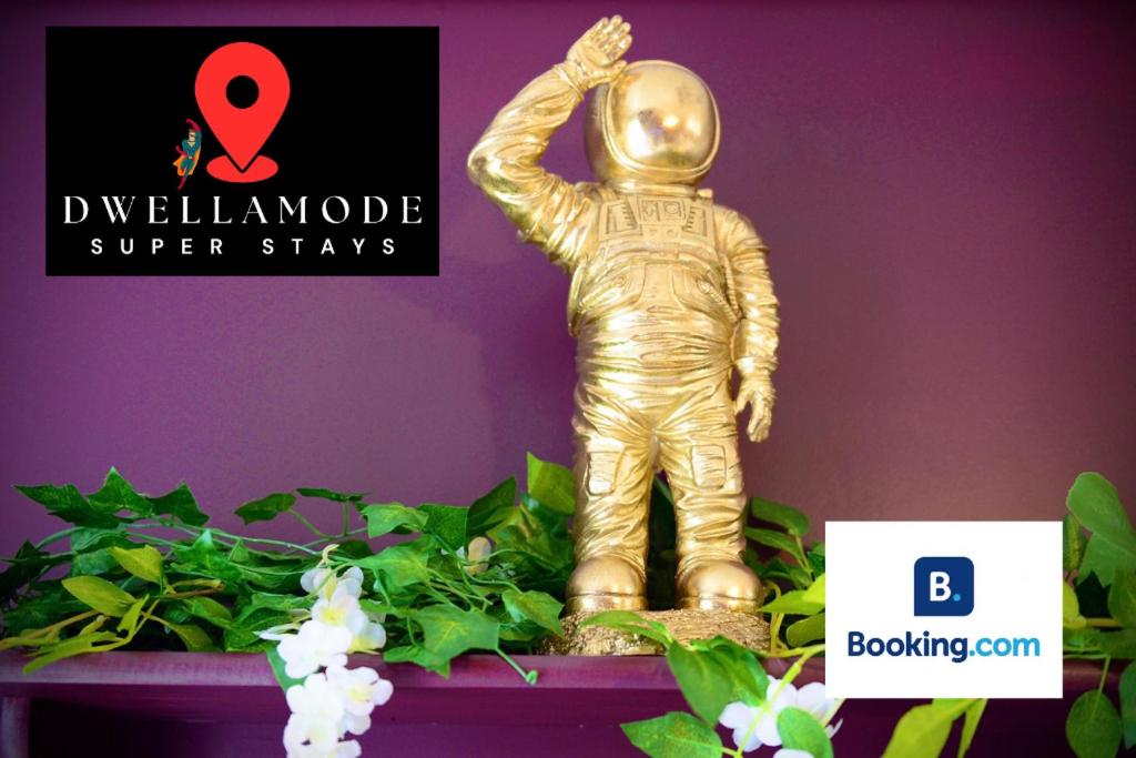 una estatua de oro de un astronauta parado junto a una planta en 1 Bedroom Apartment -Sleeps 3- Big Savings On Long Stays!, en Kent