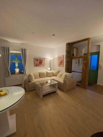 een woonkamer met een bank en een tafel bij Eisern Home 1 in Mittenwalde