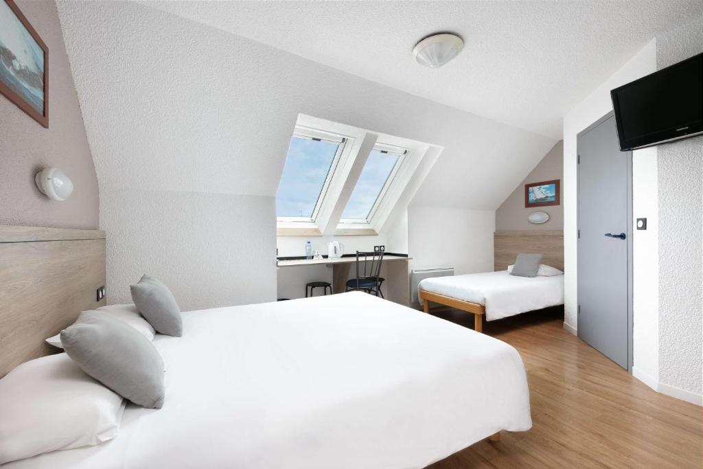 Postel nebo postele na pokoji v ubytování Brit Hotel Iroise Brest