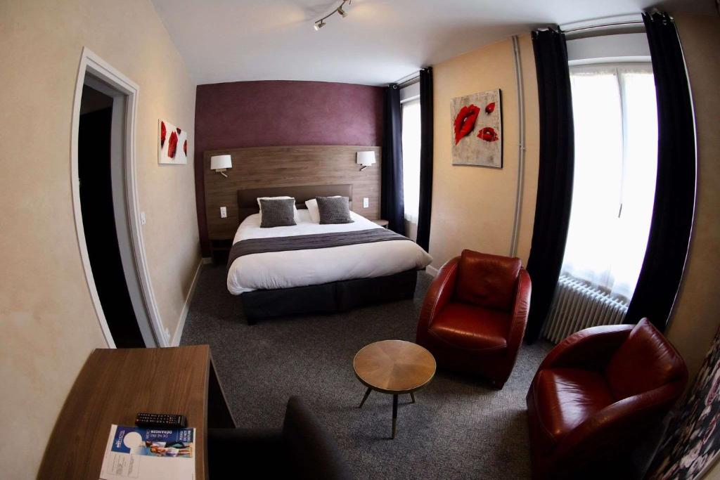 Habitación de hotel con cama y silla en Brit Hotel le Cygne, en Saint-Hilaire-du-Harcouët