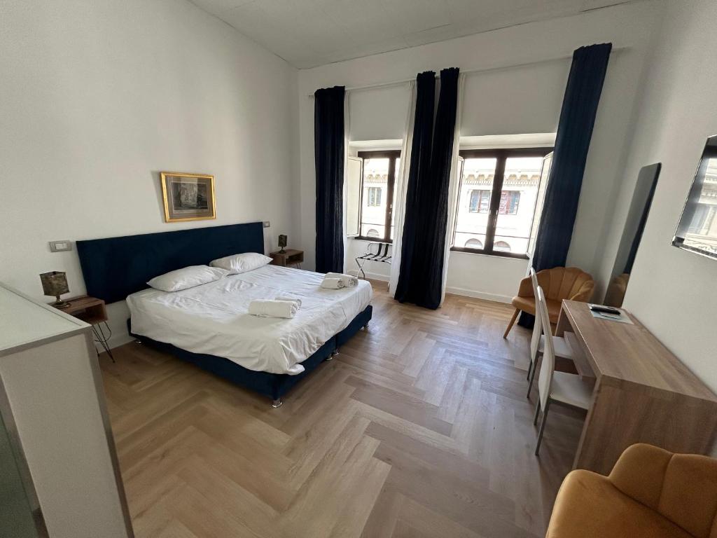 una camera da letto con un letto grande e un pavimento in legno di casa serao a Napoli