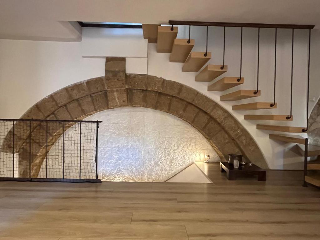 klatka schodowa w pokoju z kamienną ścianą w obiekcie Home in Orvieto - Corso Cavour w mieście Orvieto
