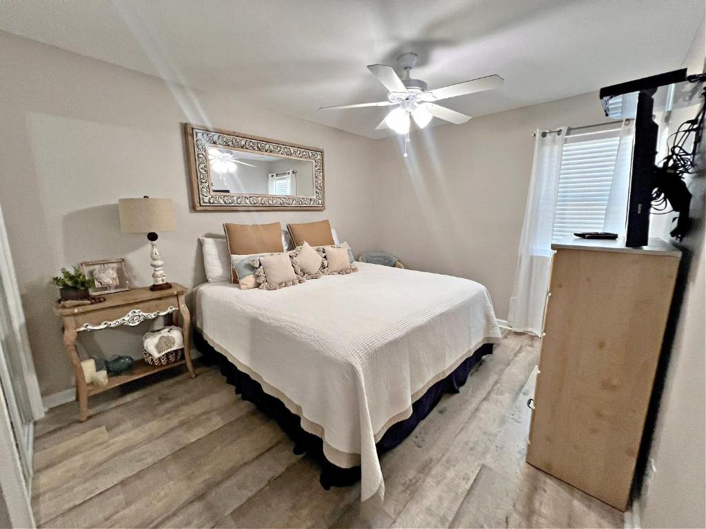 een slaapkamer met een bed en een plafondventilator bij Sea Breeze 318 in Gulf Shores