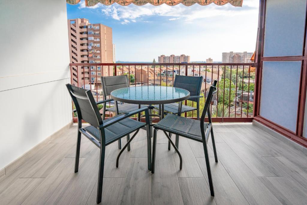 Una mesa y sillas en un balcón con vista. en Balcón Tridente, en Alicante