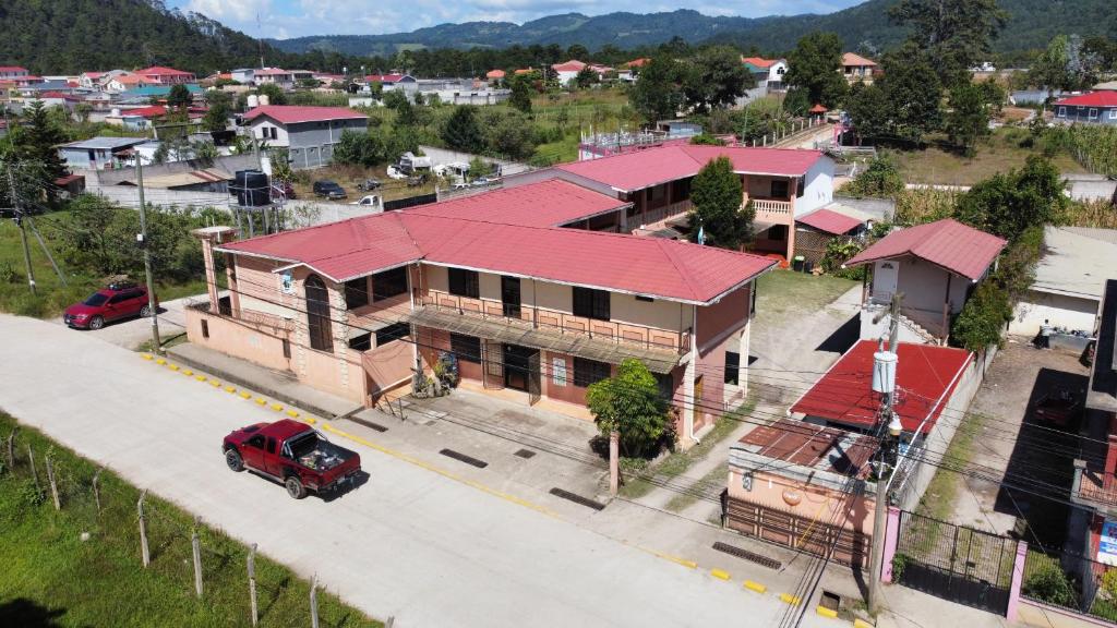 uma vista aérea de uma casa com um telhado vermelho em Apart-Hotel Plaza Familiar em La Esperanza