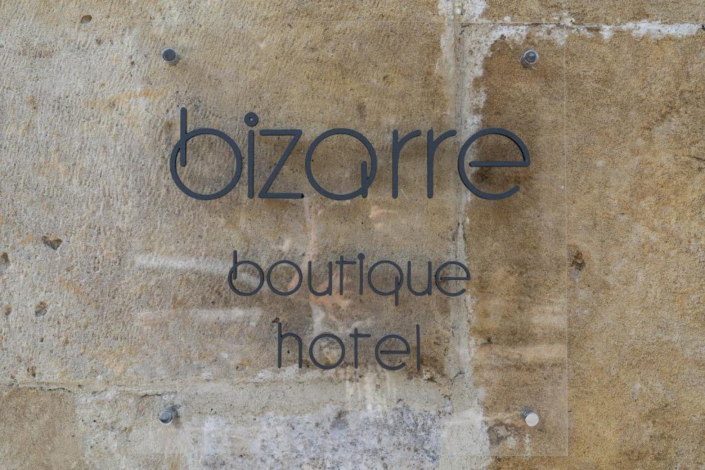 Znak na ścianie z napisem taneczny bramkarz w obiekcie Bizarre Boutique Hotel w Warnie