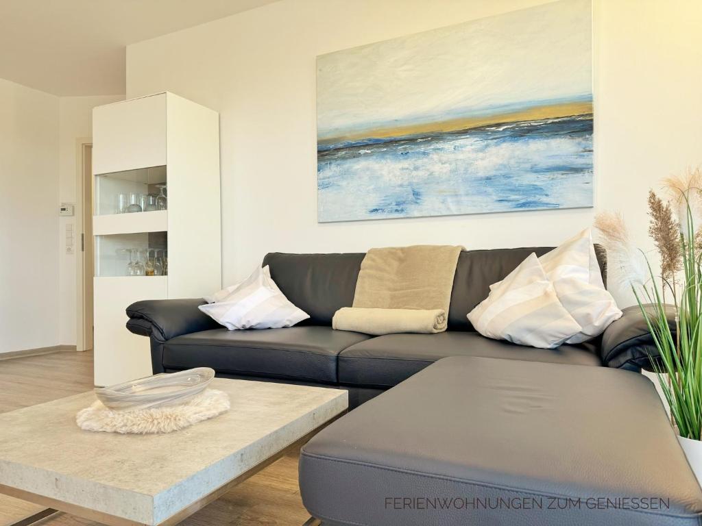 ein Wohnzimmer mit einem Sofa und einem Tisch in der Unterkunft De Kattuul - a88661 in Dorum Neufeld
