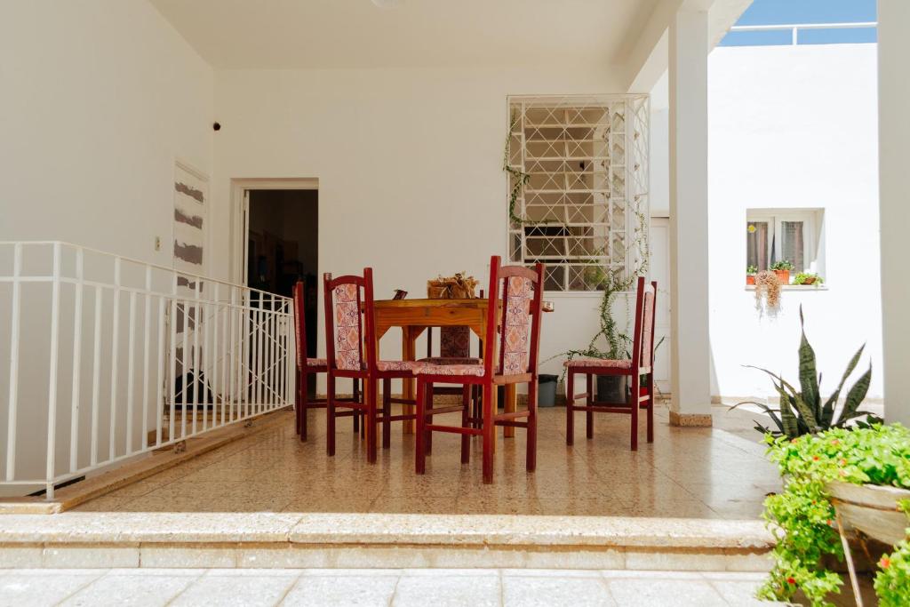- une salle à manger avec une table et des chaises dans l'établissement Limón Dulce Hostel, à San Fernando del Valle de Catamarca