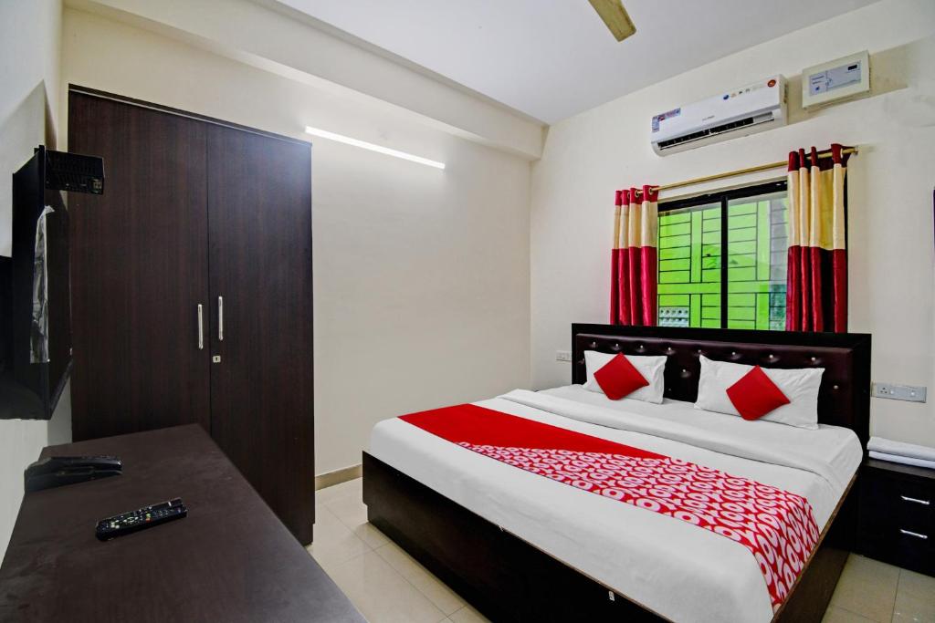 Een bed of bedden in een kamer bij OYO Flagship 81252 HOTEL SR PALACE