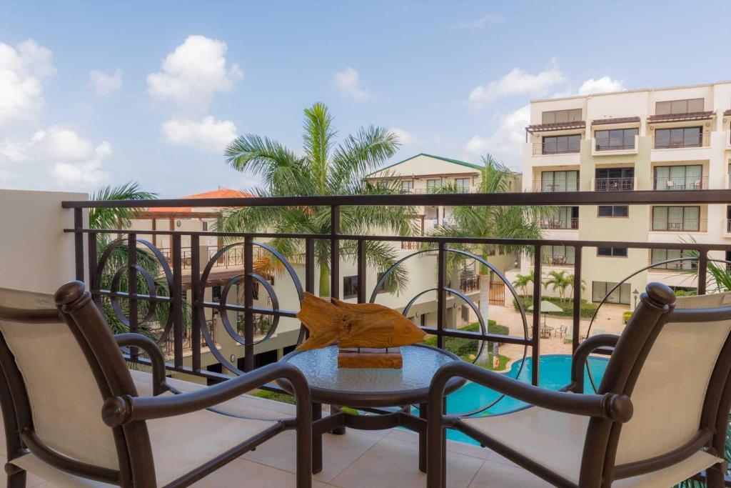 un balcón con mesa y sillas y un edificio en PC314- Pool View- Couples or Family with kids- 1BR en Palm-Eagle Beach