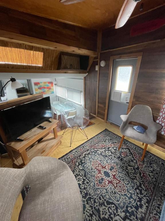 Posezení v ubytování Updated houseboat on the river!