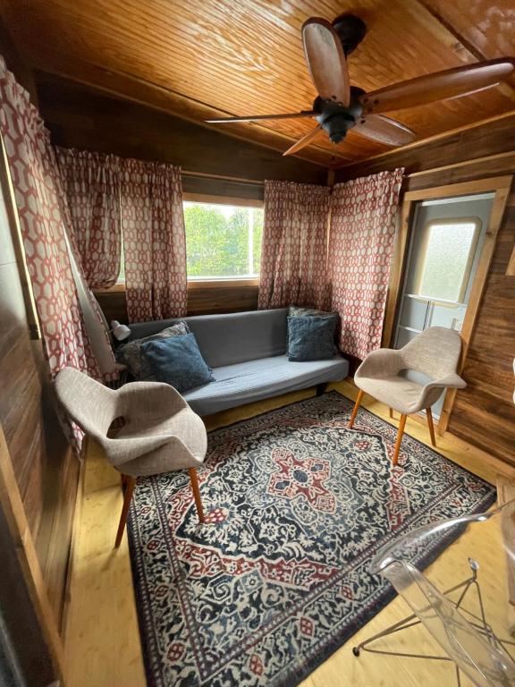Posezení v ubytování Updated houseboat on the river!