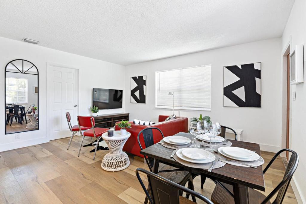 Μια τηλεόραση ή/και κέντρο ψυχαγωγίας στο Lovely 2 BR condo with free parking on premises