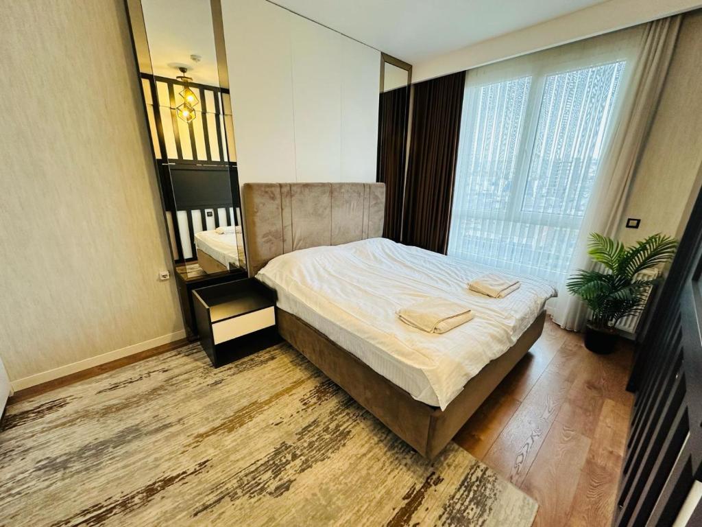 ein Schlafzimmer mit einem Bett mit zwei Handtüchern darauf in der Unterkunft LUX DECORATED APARTMENT in Istanbul