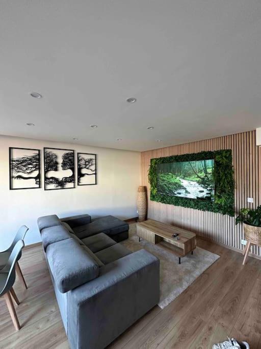 un salon avec un canapé et une table dans l'établissement Superbe 2 pièces avec terrasse, à Roquebrune-Cap-Martin