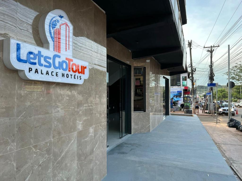 a building with a sign for a pizza house at Let's Go Tour Palace Hotéis in Canaã dos Carajás