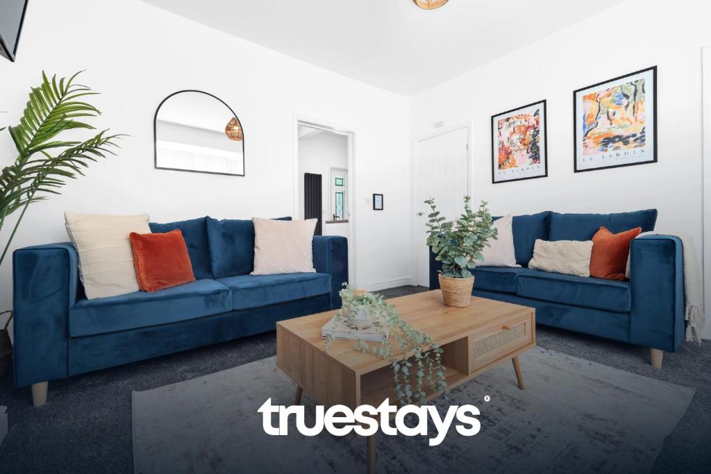 Sala de estar con 2 sofás azules y mesa de centro en NEW Stanley House - Stunning 2 Bedroom House en Etruria