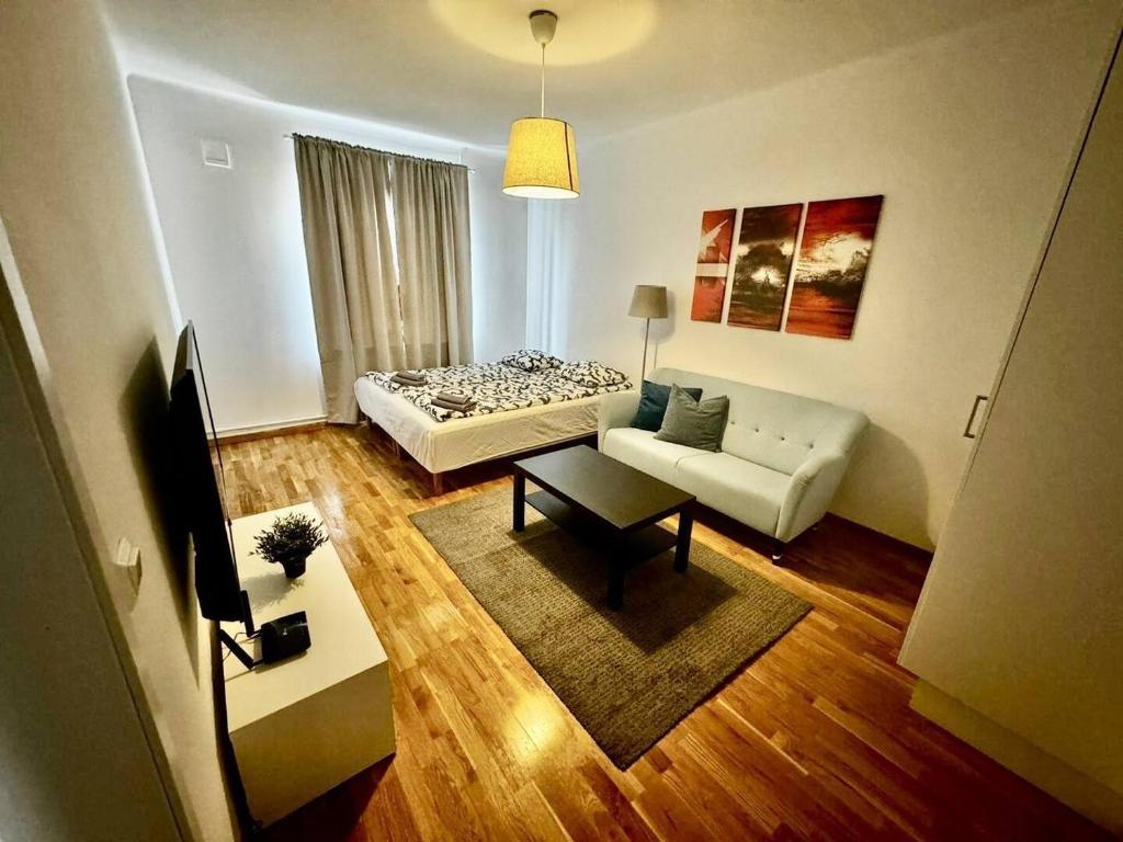 een woonkamer met een bank en een tafel bij Cozy And Central Apartment in Göteborg