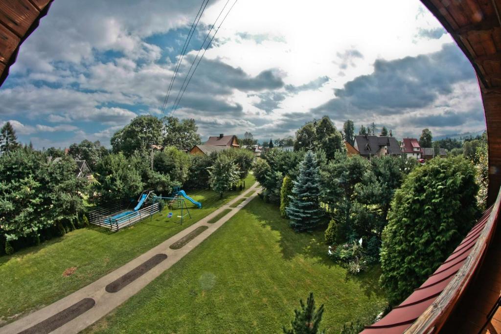 Vonkajšia záhrada v ubytovaní Apartamenty u Rusina