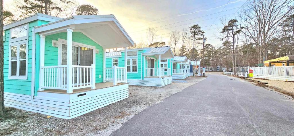 eine Reihe von blauen und weißen Häusern auf einer Straße in der Unterkunft Down the Shore Campground in Ocean View