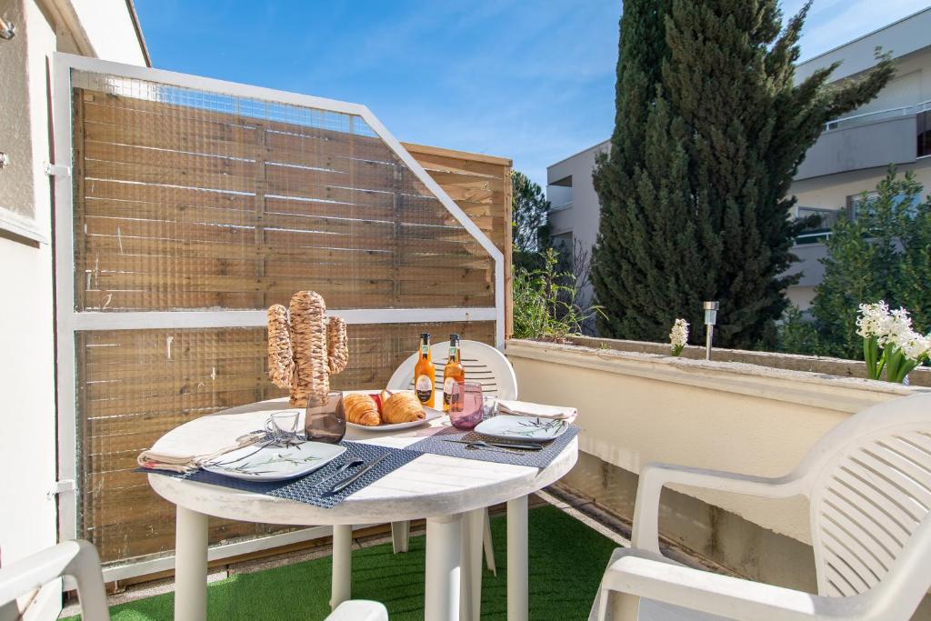 蒙佩利爾的住宿－Studio Clémentine Montpellier，阳台上的桌椅和食物