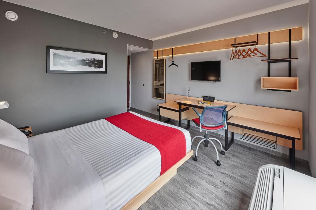 TV a/nebo společenská místnost v ubytování City Express by Marriott Irapuato