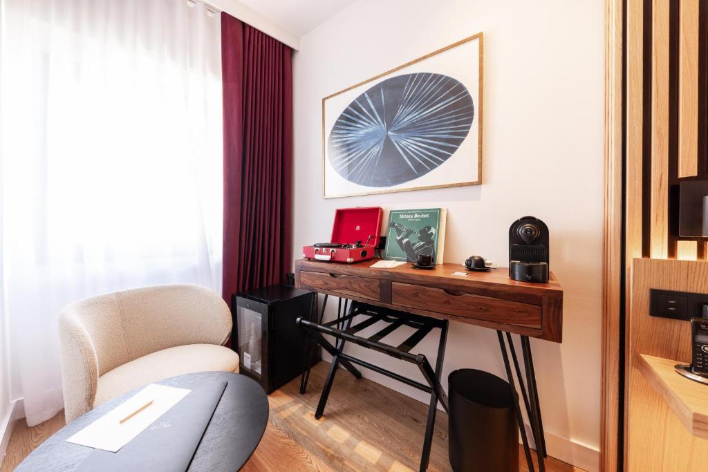a living room with a desk and a chair at Boutique Hotel OLOM - Only Adults recommended in Cádiz