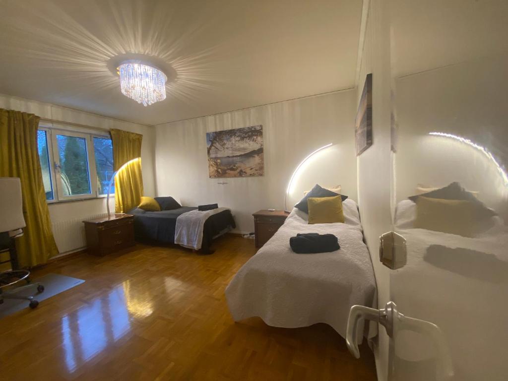 Postel nebo postele na pokoji v ubytování Stockholm Arlanda gratis parkering , Wifi, Fiber 1Gb, 2 enkelsängar, Långtidsboende rymligt o Garderober Room2