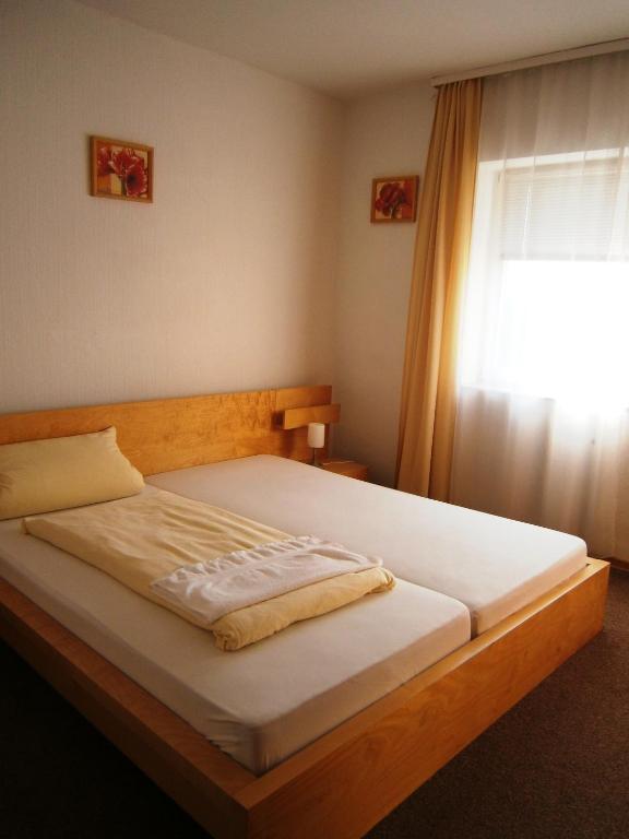 Postel nebo postele na pokoji v ubytování Hotel Strauss