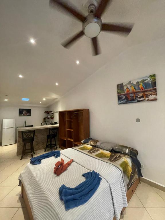 - une chambre avec 2 lits et un ventilateur de plafond dans l'établissement Vista Boquete Apartments, à Bajo Boquete
