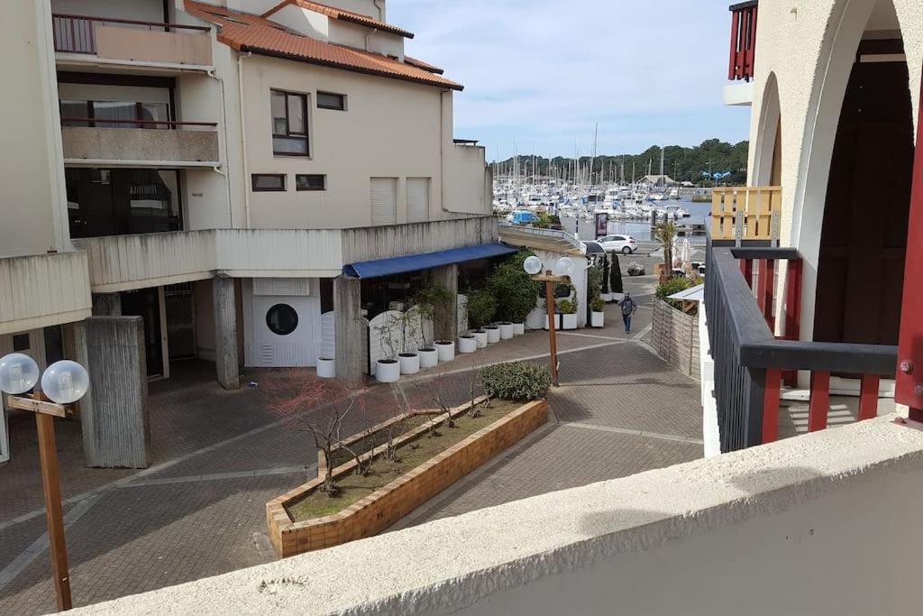 vistas a una calle con edificios y un puerto en Magnifique T2 meublé au pied du port, en Capbreton