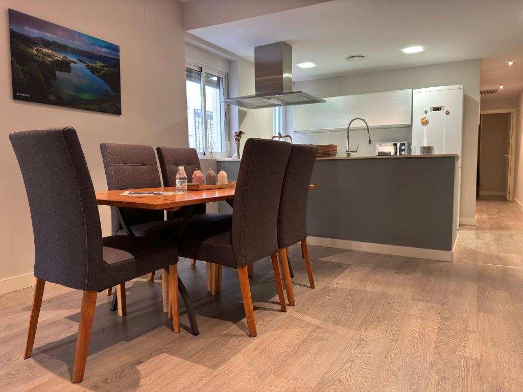 a kitchen and dining room with a wooden table and chairs at Apartamento Mirador de la Muralla in Córdoba